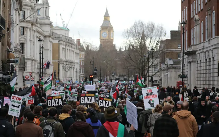 ستارمر يلوّح بقيود على التظاهرات المؤيدة لفلسطين