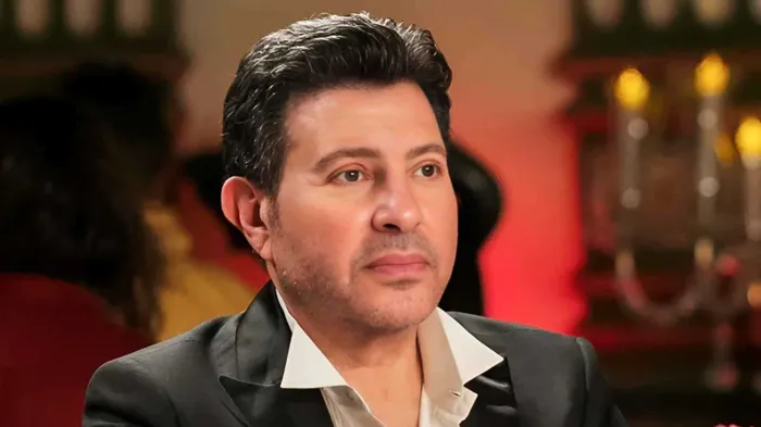 نجاحه الكبير لم يُخفّف من توتر لقاء الجمهور.. كواليس عن قرب لأمير الغناء العربي في حفلاته