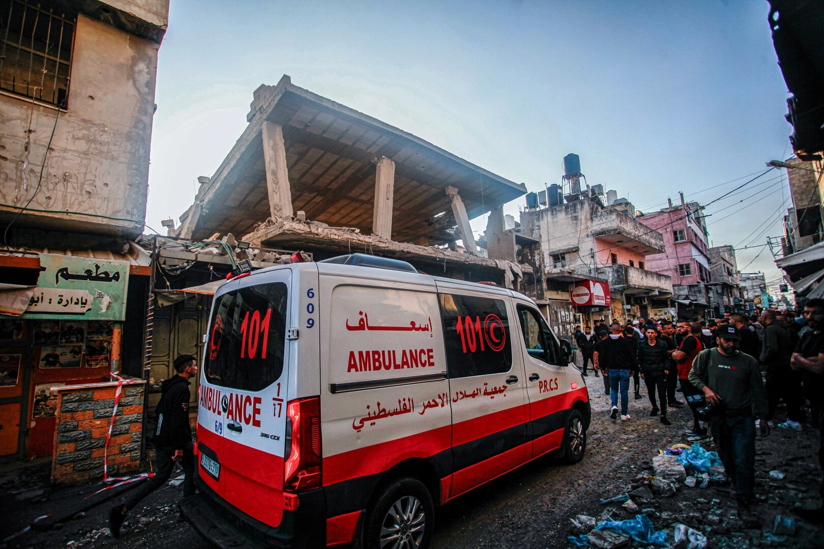 إصابة فلسطيني في اعتداء للاحتلال جنوب نابلس وإغلاق طرق بمحيط رام الله