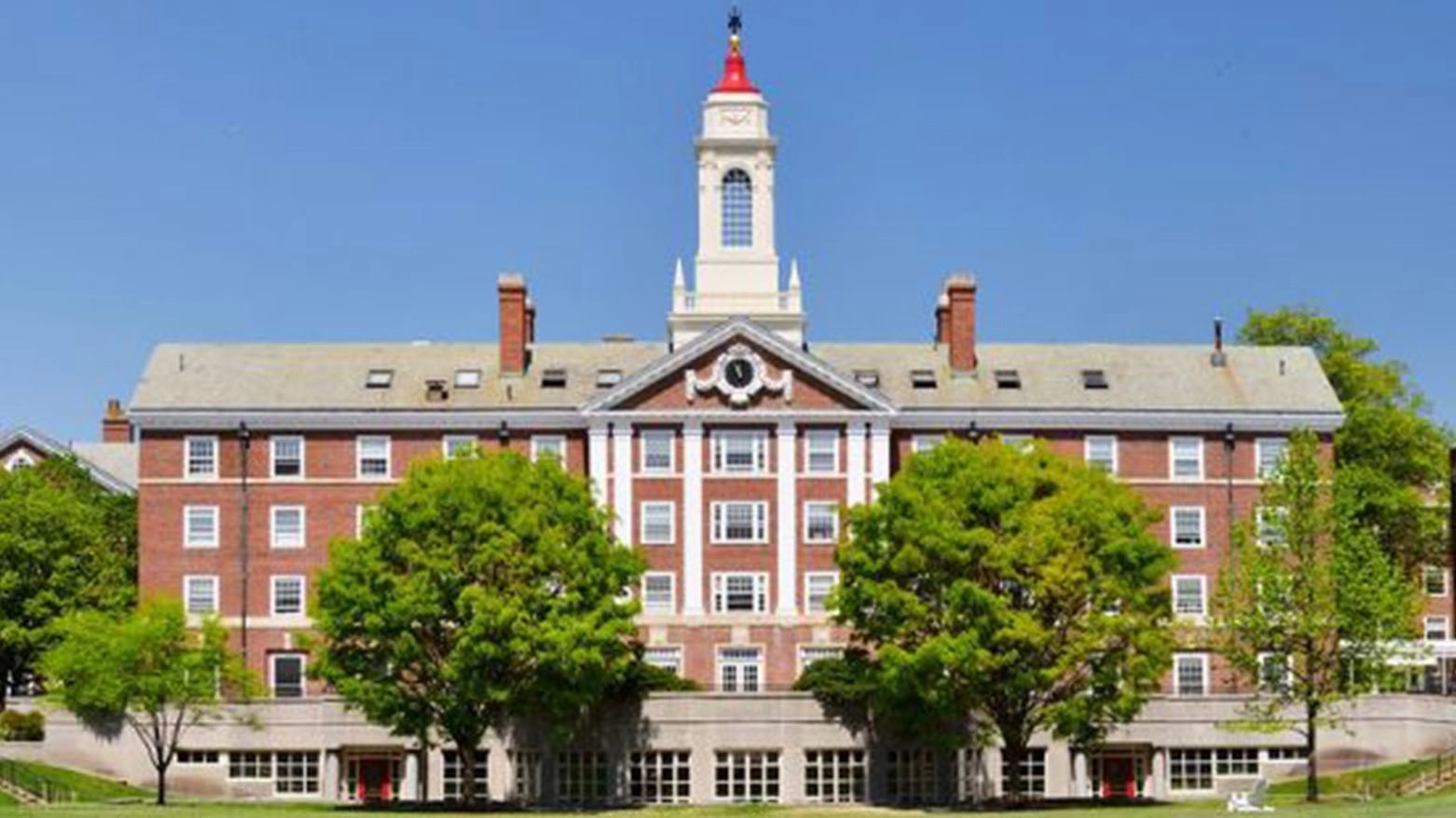 جمد 2.2 مليار دولار من التمويل الفيدرالي.. "هارفارد" تقاضي ترامب