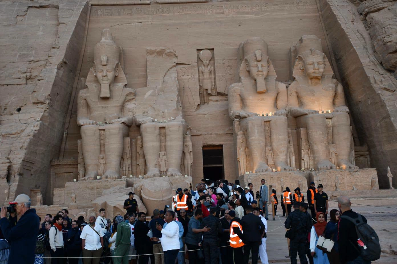 مصر تبهر العالم.. 7 آلاف سائح يشهدون تعامد الشمس على وجه رمسيس الثاني