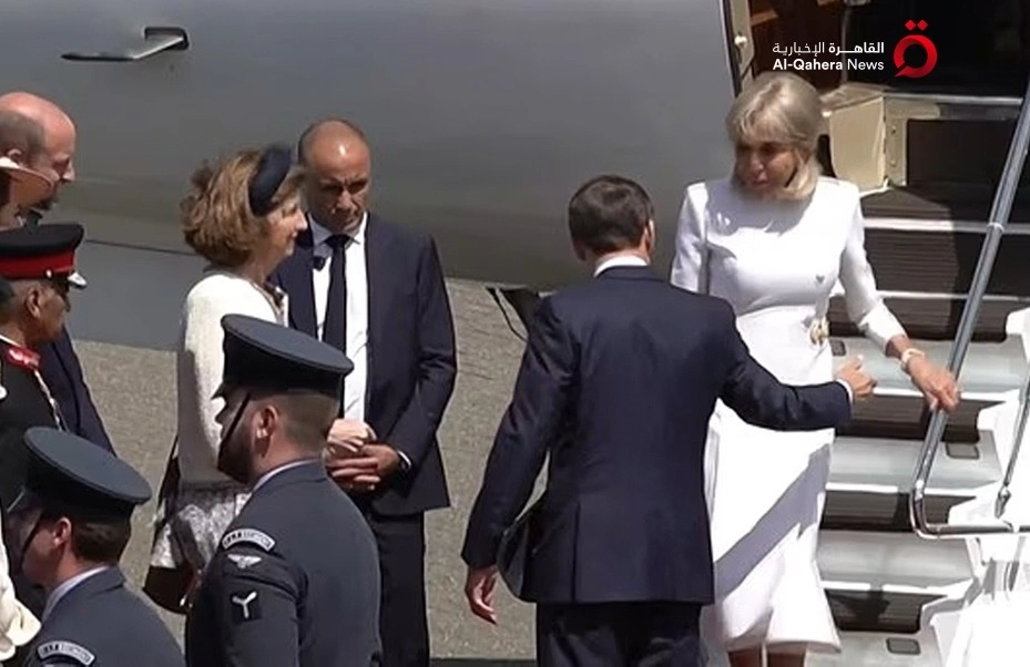 للمرة الثانية.. زوجة ماكرون تحرجه على سلم الطائرة