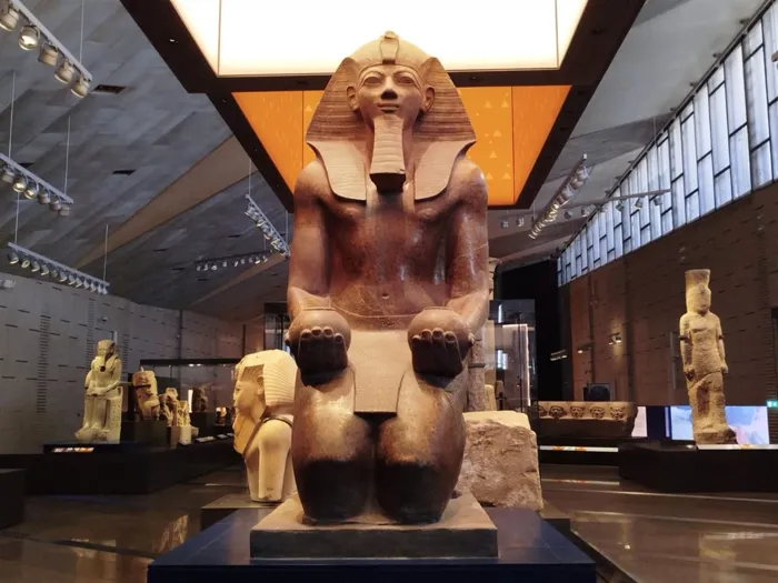 الملك رمسيس الثانى يستقبل الزوار فى بهو المتحف الكبير (القاهرة الإخبارية). 