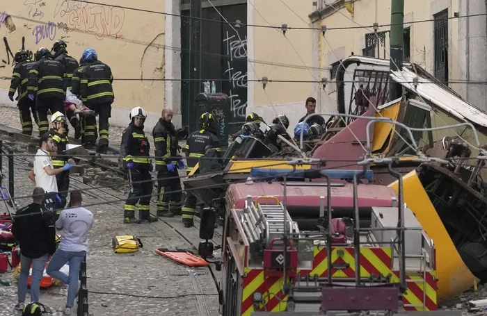 كارثة في قلب لشبونة.. مقتل 17 في أسوأ حادث ترام سياحي بالبرتغال | القاهرة  الاخبارية
