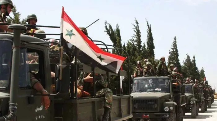 "الاشتباكات في سوريا بين الجيش السوري والفصائل المسلحة في مناطق مثل حلب وحماة، مع تقدم الفصائل نحو الجنوب."