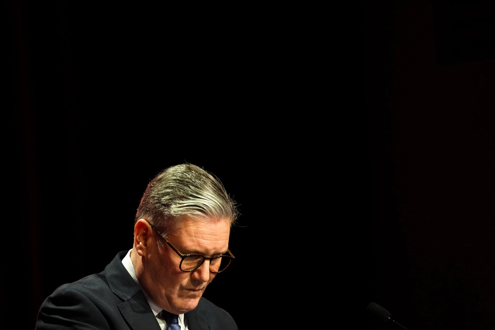 ثاني استقالة في 24 ساعة.. "فضيحة إبستين" تعصف بفريق ستارمر