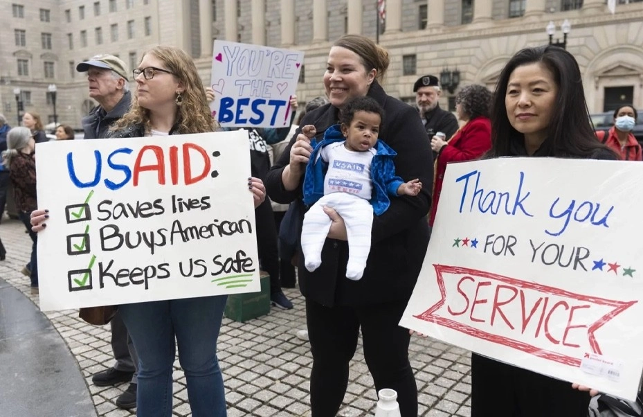 ألعاب الحبار الحكومية.. عمليات فصل جماعي للموظفين الفيدراليين بأمريكا